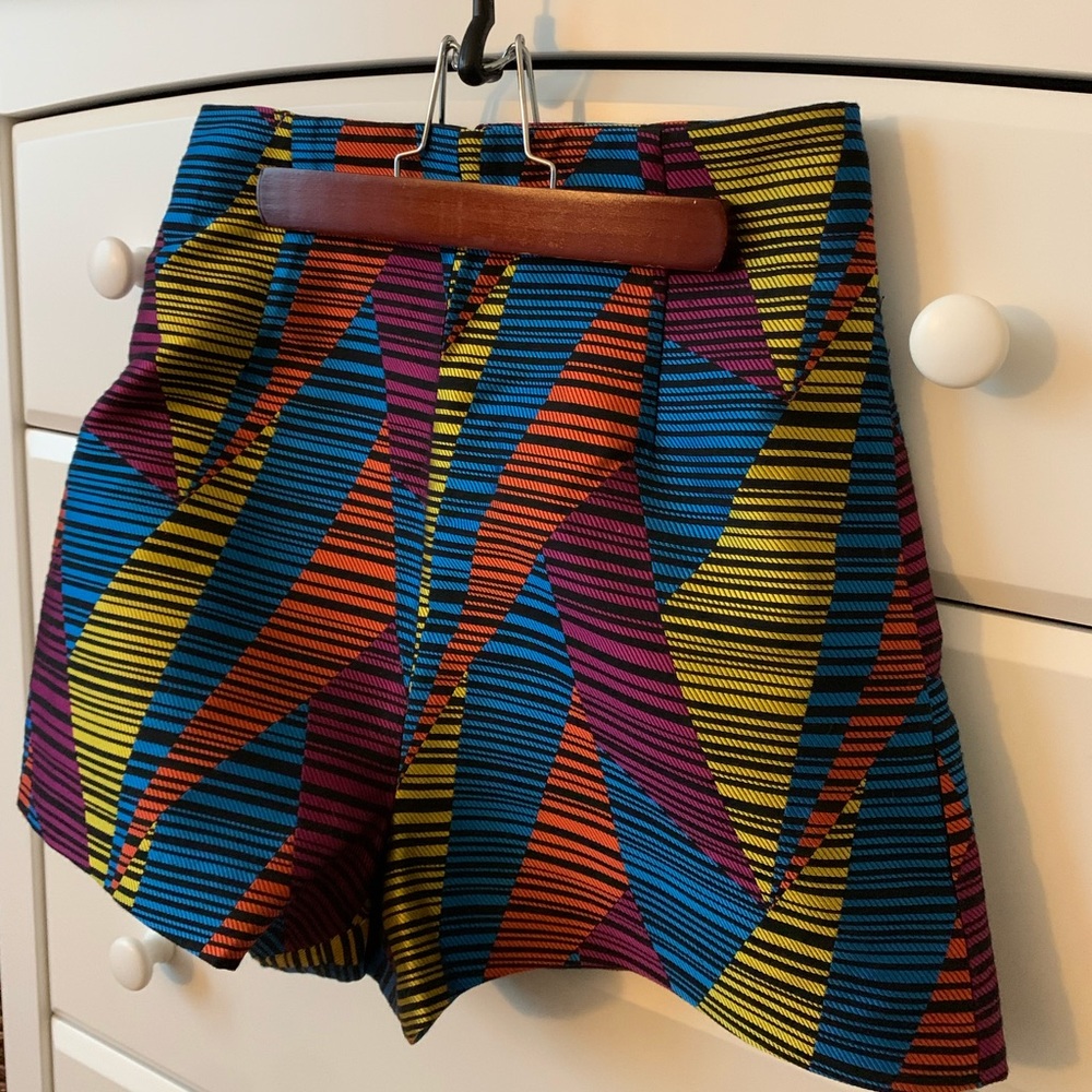 BCBG color block shorts size 4 new